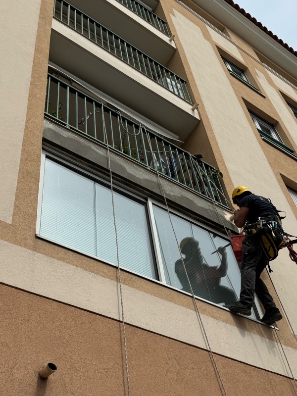 Travaux de maçonnerie pour une résidence à Saint Raphaël dans le Var pour un syndic de copropriété.