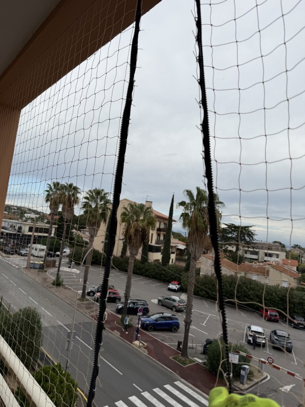 Pose de filet anti-pigeons avec ou sans ouverture